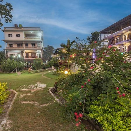 Hotel Riverside With Swimming Pool Sauraha Εξωτερικό φωτογραφία