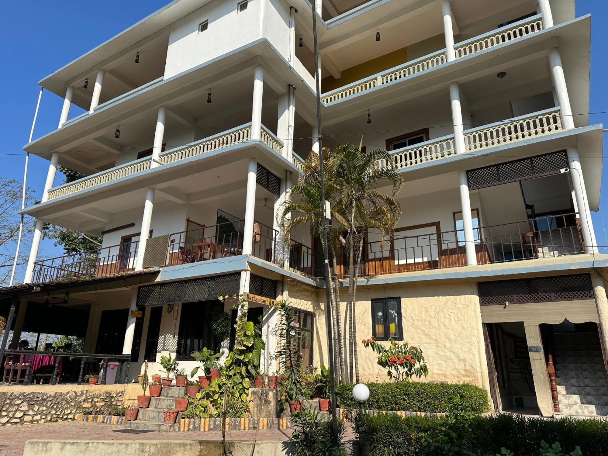 Hotel Riverside With Swimming Pool Sauraha Εξωτερικό φωτογραφία