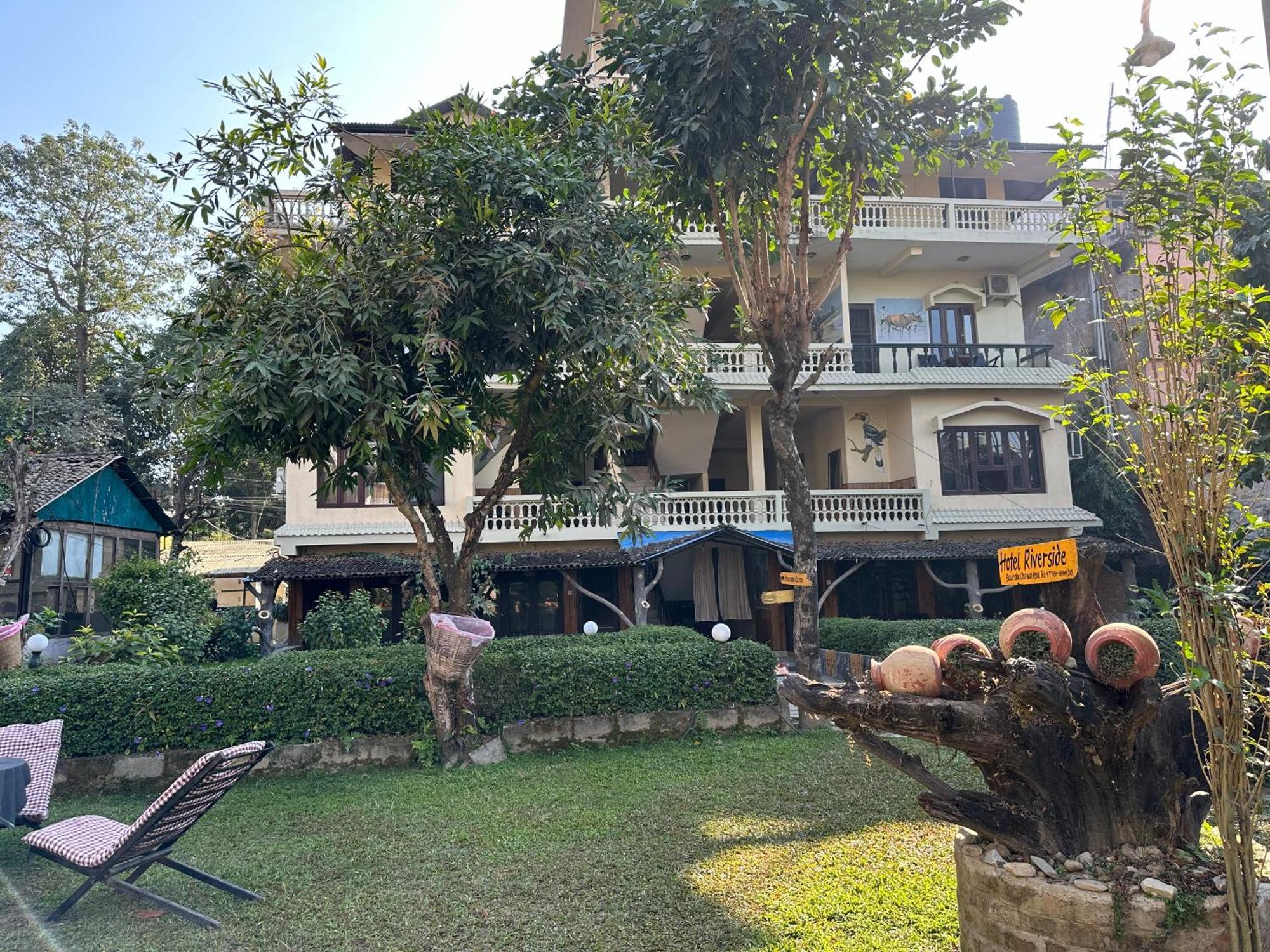 Hotel Riverside With Swimming Pool Sauraha Εξωτερικό φωτογραφία
