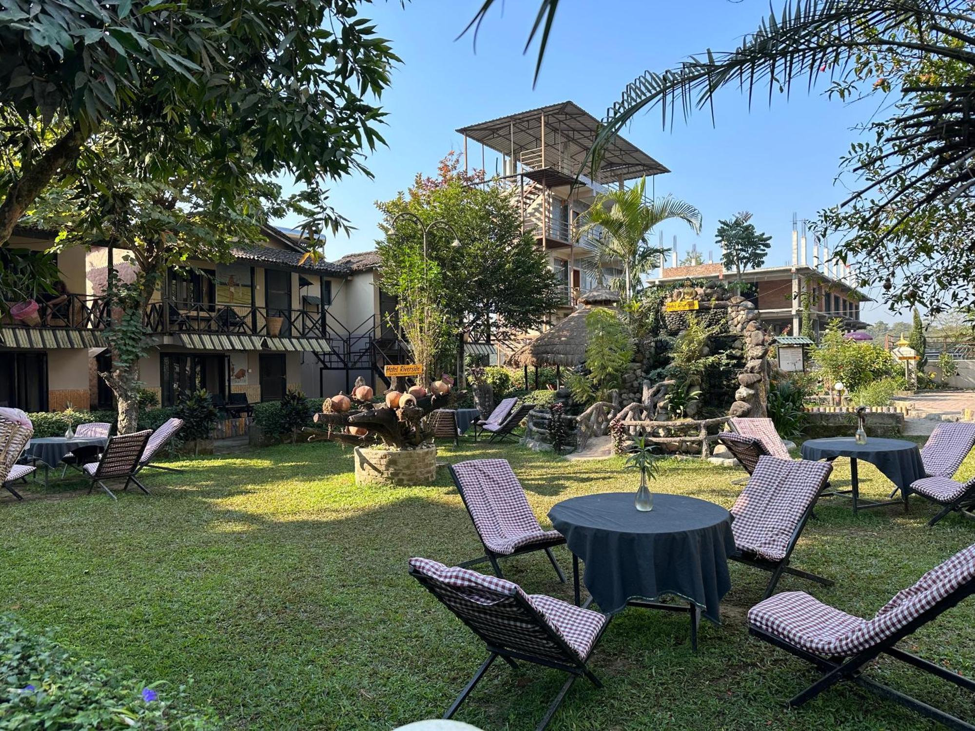 Hotel Riverside With Swimming Pool Sauraha Εξωτερικό φωτογραφία