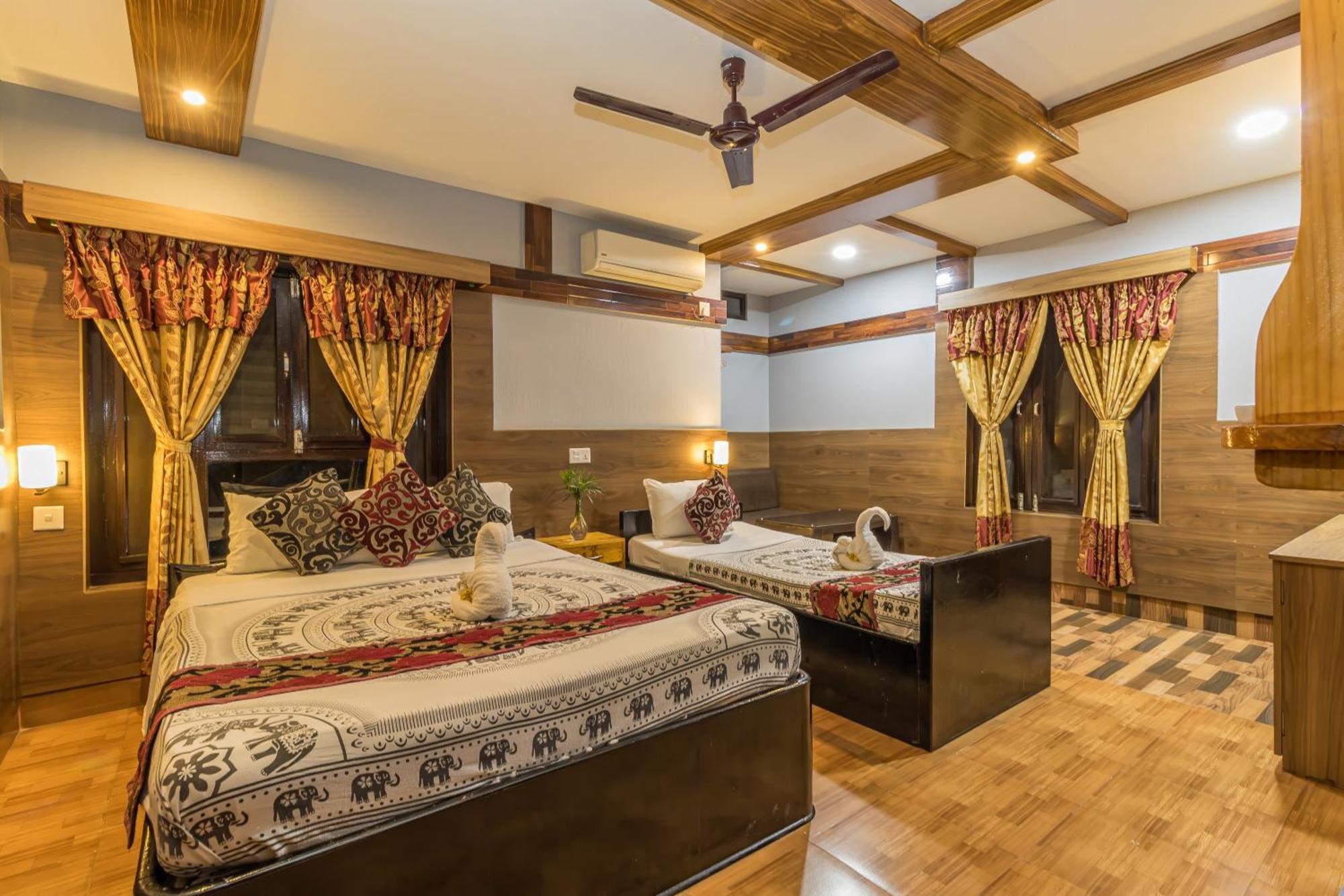 Hotel Riverside With Swimming Pool Sauraha Εξωτερικό φωτογραφία