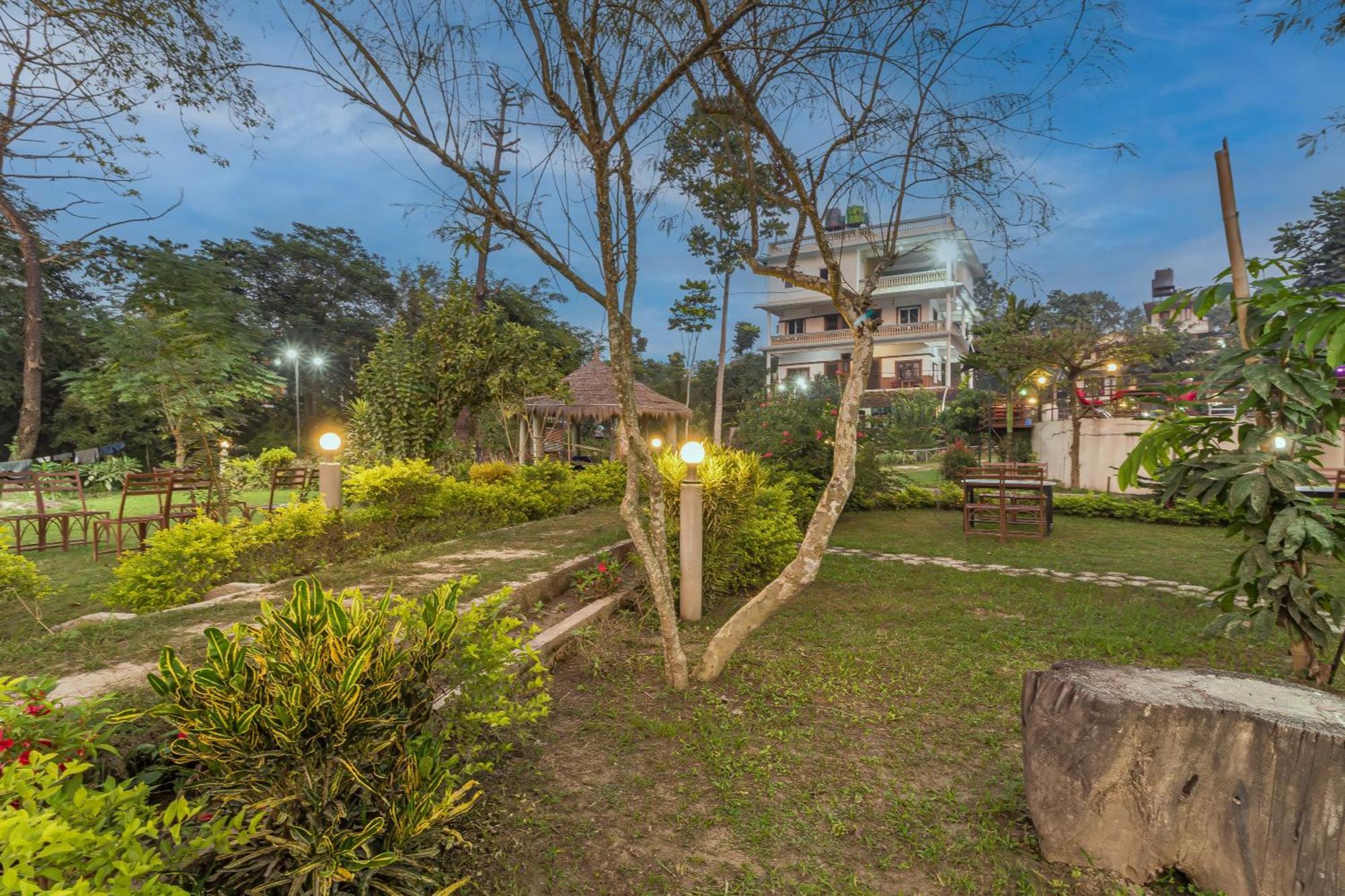 Hotel Riverside With Swimming Pool Sauraha Εξωτερικό φωτογραφία