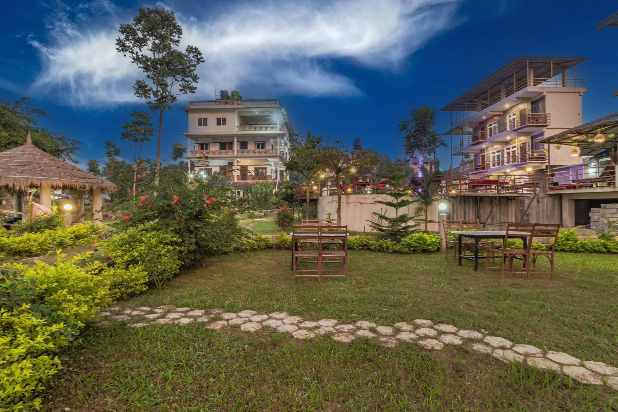 Hotel Riverside With Swimming Pool Sauraha Εξωτερικό φωτογραφία