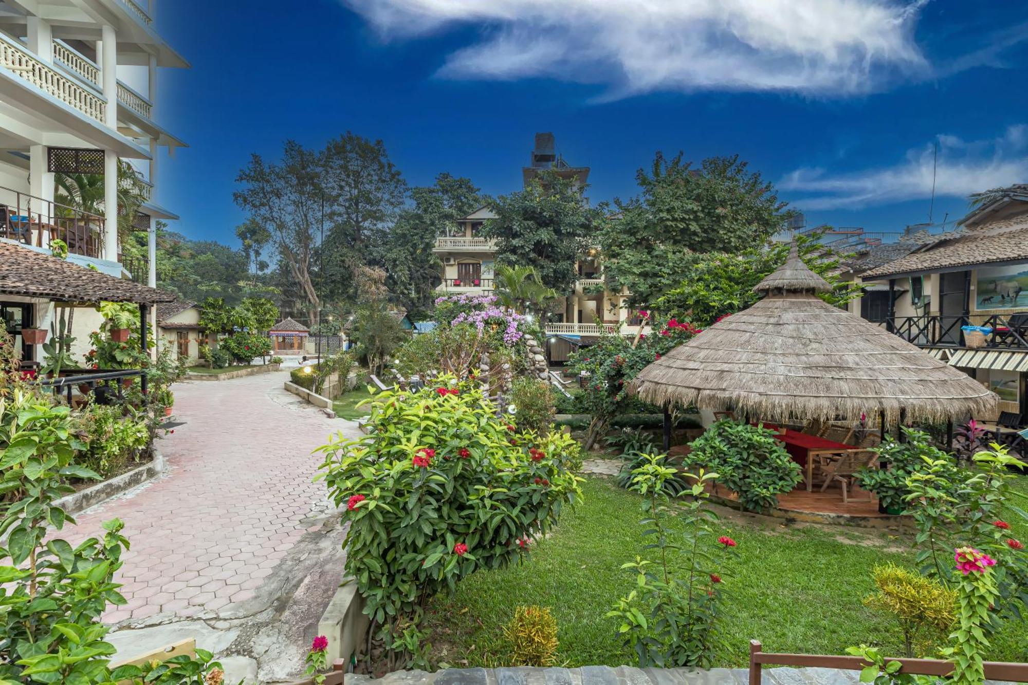 Hotel Riverside With Swimming Pool Sauraha Εξωτερικό φωτογραφία