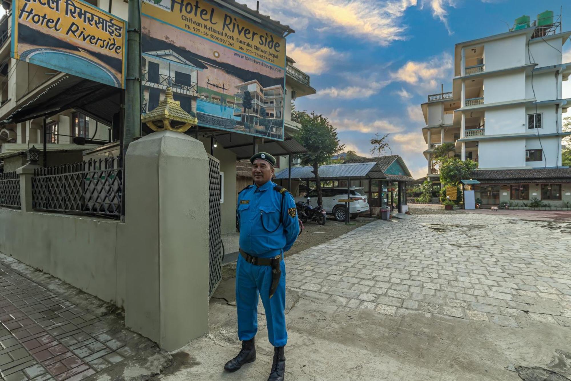 Hotel Riverside With Swimming Pool Sauraha Εξωτερικό φωτογραφία