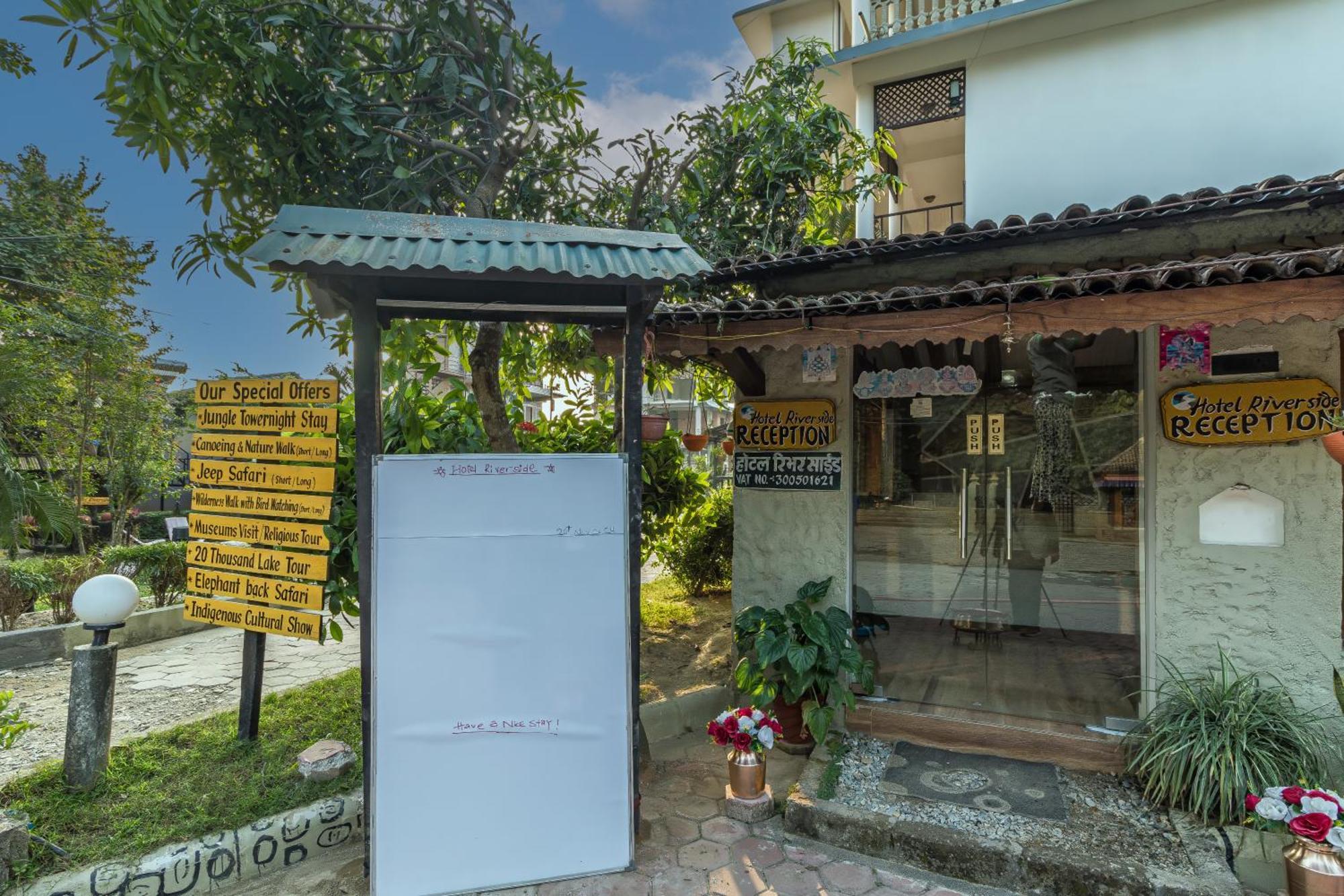 Hotel Riverside With Swimming Pool Sauraha Εξωτερικό φωτογραφία