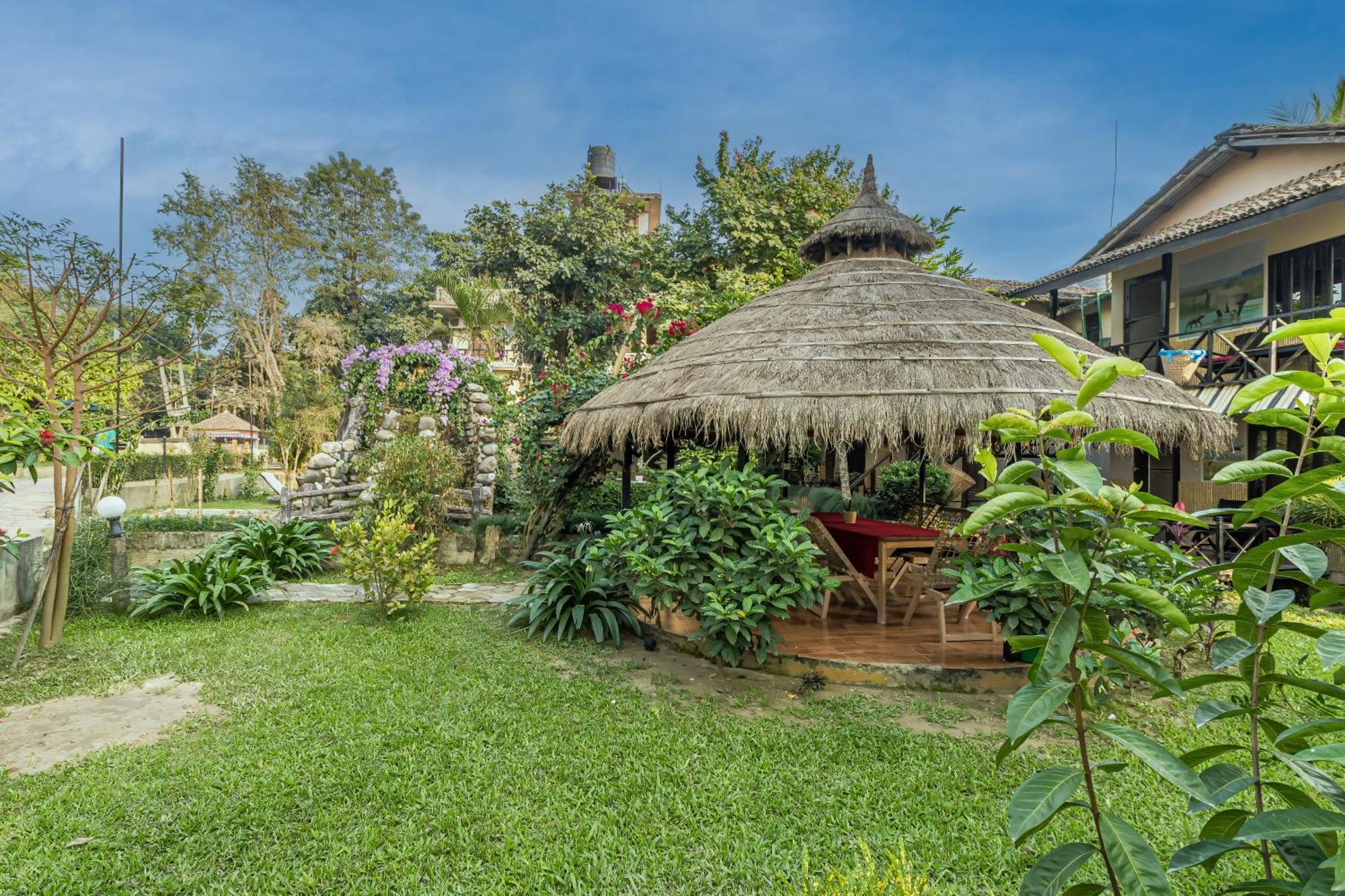 Hotel Riverside With Swimming Pool Sauraha Εξωτερικό φωτογραφία